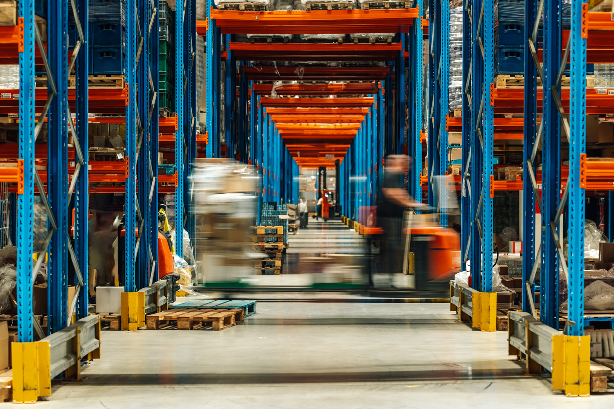 Sichere Regalanlagen in einem modernen Logistiklager